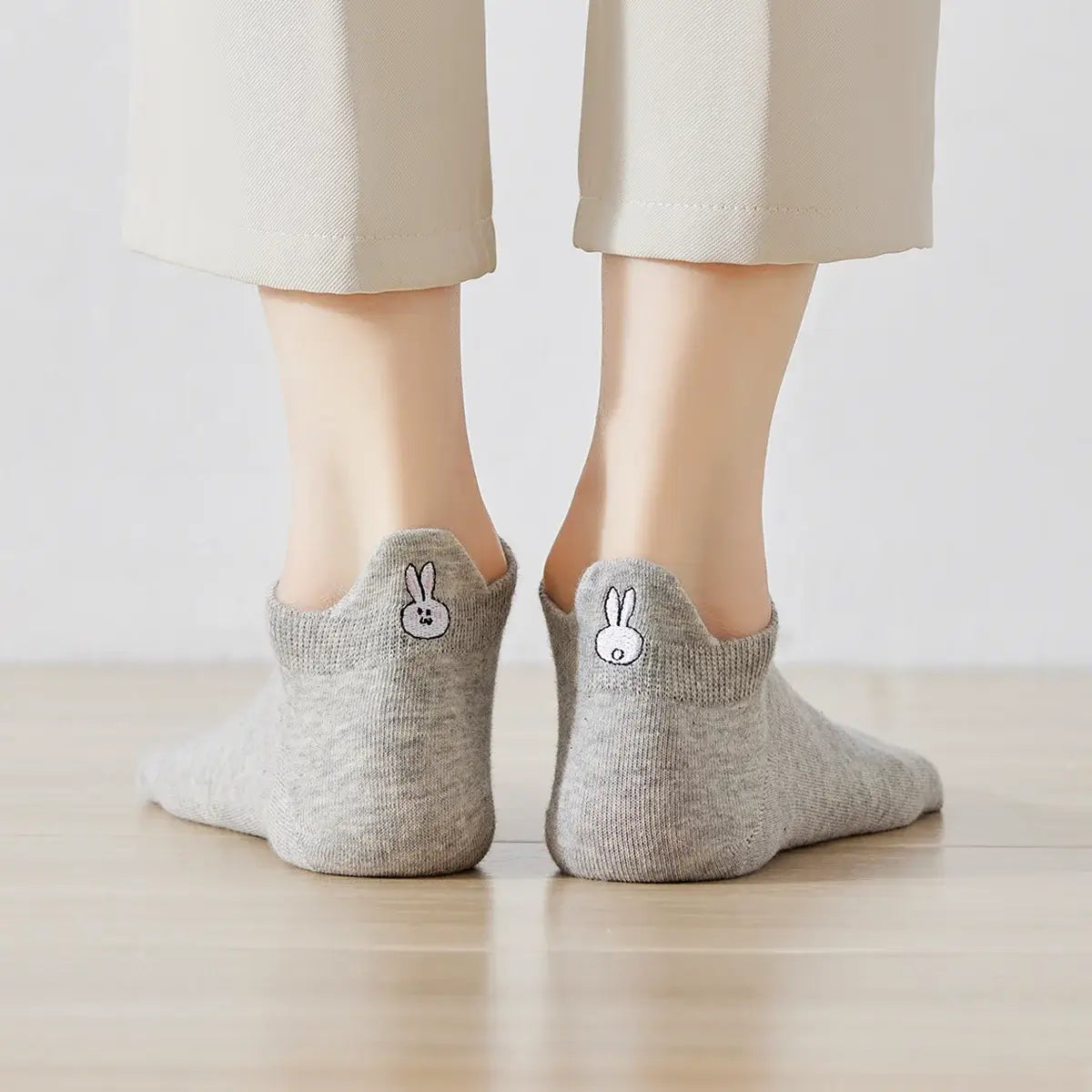 Chaussettes grise en coton à languette lapin pour femme | Chaussettes confortables et élégantes | Idéales pour le quotidien ou les occasions spéciales | Disponibles en plusieurs couleurs