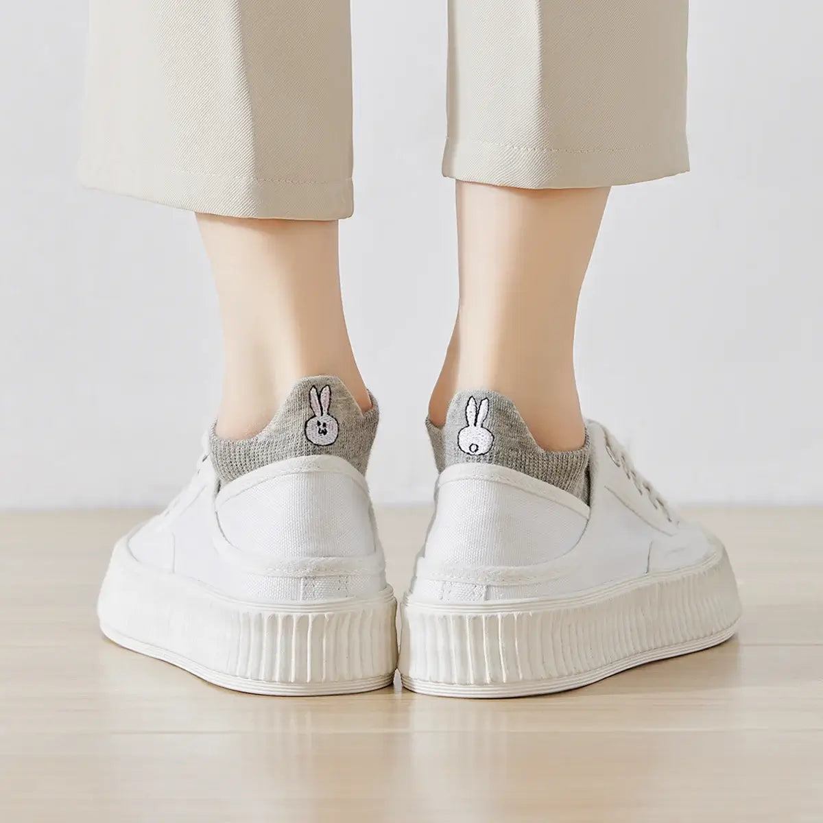 Chaussettes grise en coton à languette lapin pour femme | Chaussettes confortables et élégantes | Idéales pour le quotidien ou les occasions spéciales | Disponibles en plusieurs couleurs