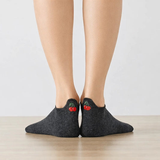 Chaussettes languette grises chiné,  motifs cerises brodés sur la languette 