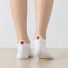 Chaussettes languette blanches, motifs fraises brodés sur la languette 