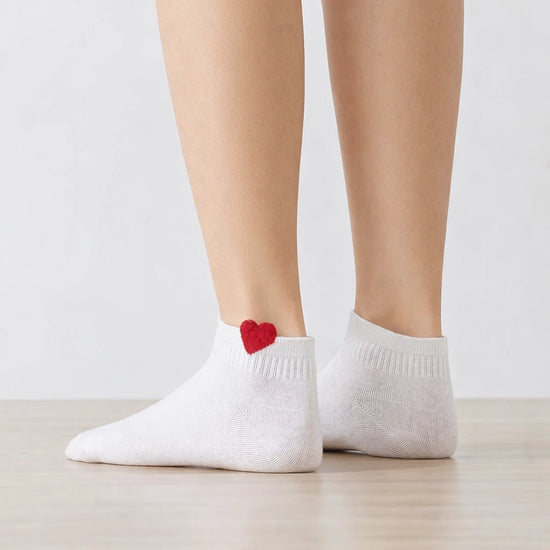 Chaussette unie avec petit cœur rouge tricoté sur le côté