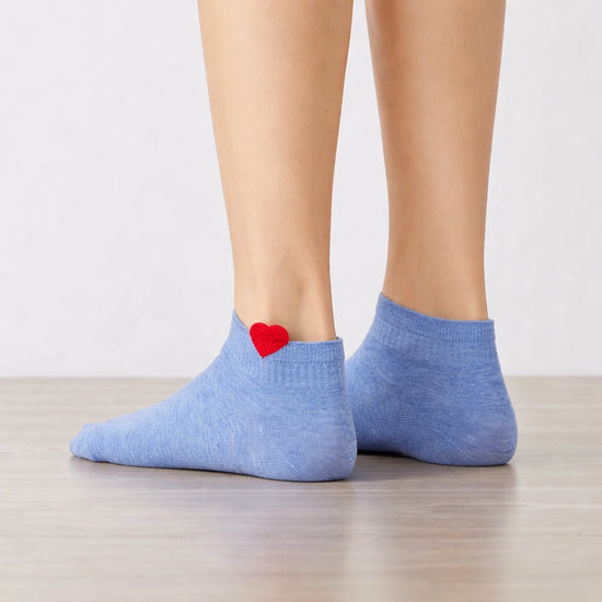 Chaussette unie avec petit cœur rouge tricoté sur le côté
