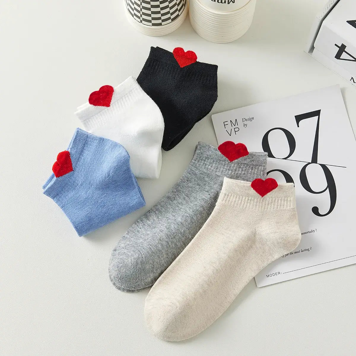 Chaussette unie avec petit cœur rouge brodé.
