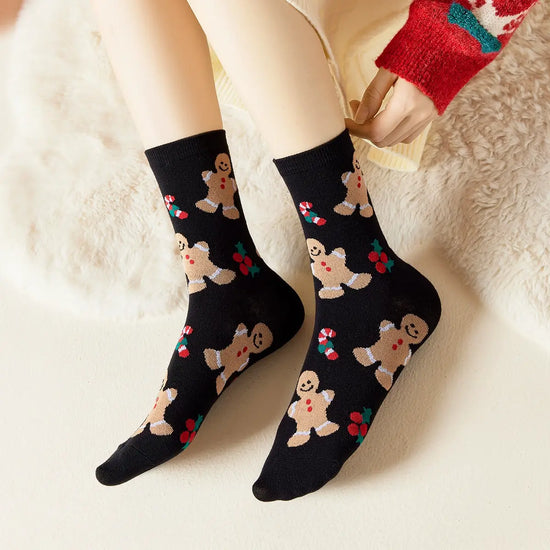 Chaussettes hautes, motif biscuits de Noël. Coloris noir. Douces et Chaudes. Également vendues en lot de 4. Idéales pour offrir. 