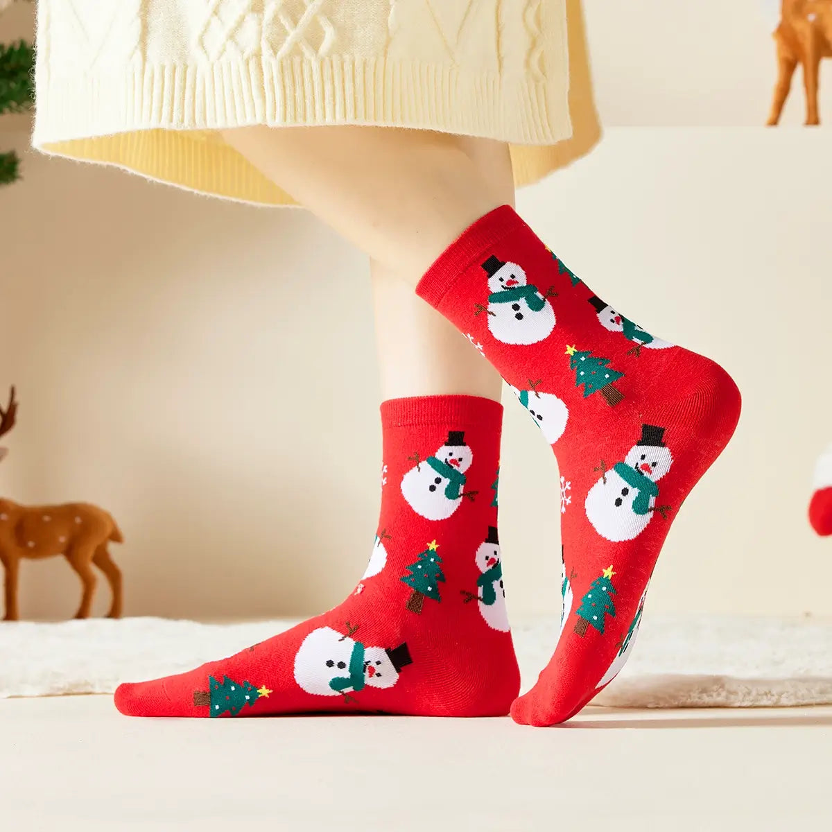 Chaussettes hautes, motifs bonhomme de neige. Coloris rouge festifs. Douces et Chaudes. Également vendues en lot de 4. Idéales pour offrir. 