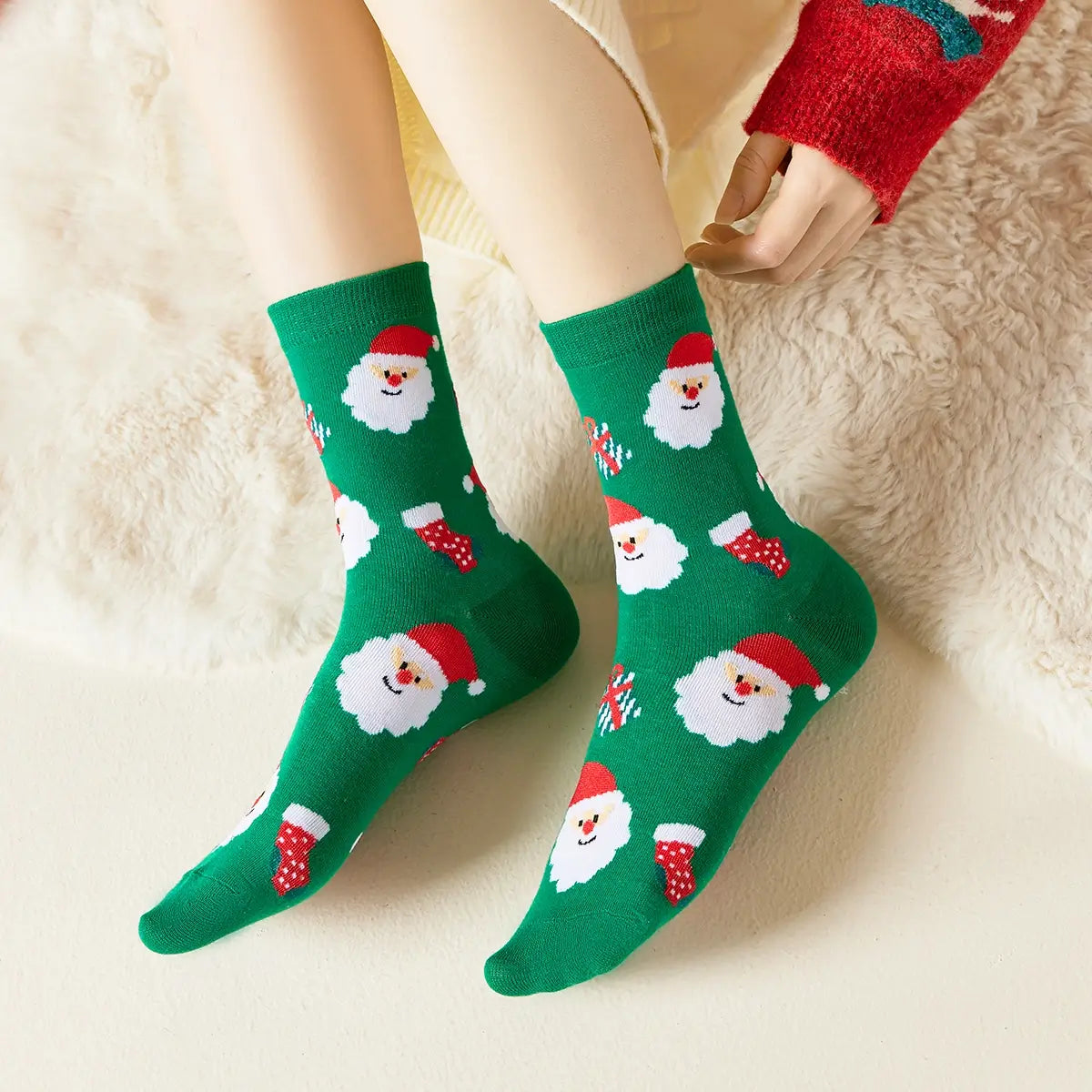 Chaussettes hautes, motifs père noël. Coloris vert festifs. Douces et Chaudes. Également vendues en lot de 4. Idéales pour offrir. 