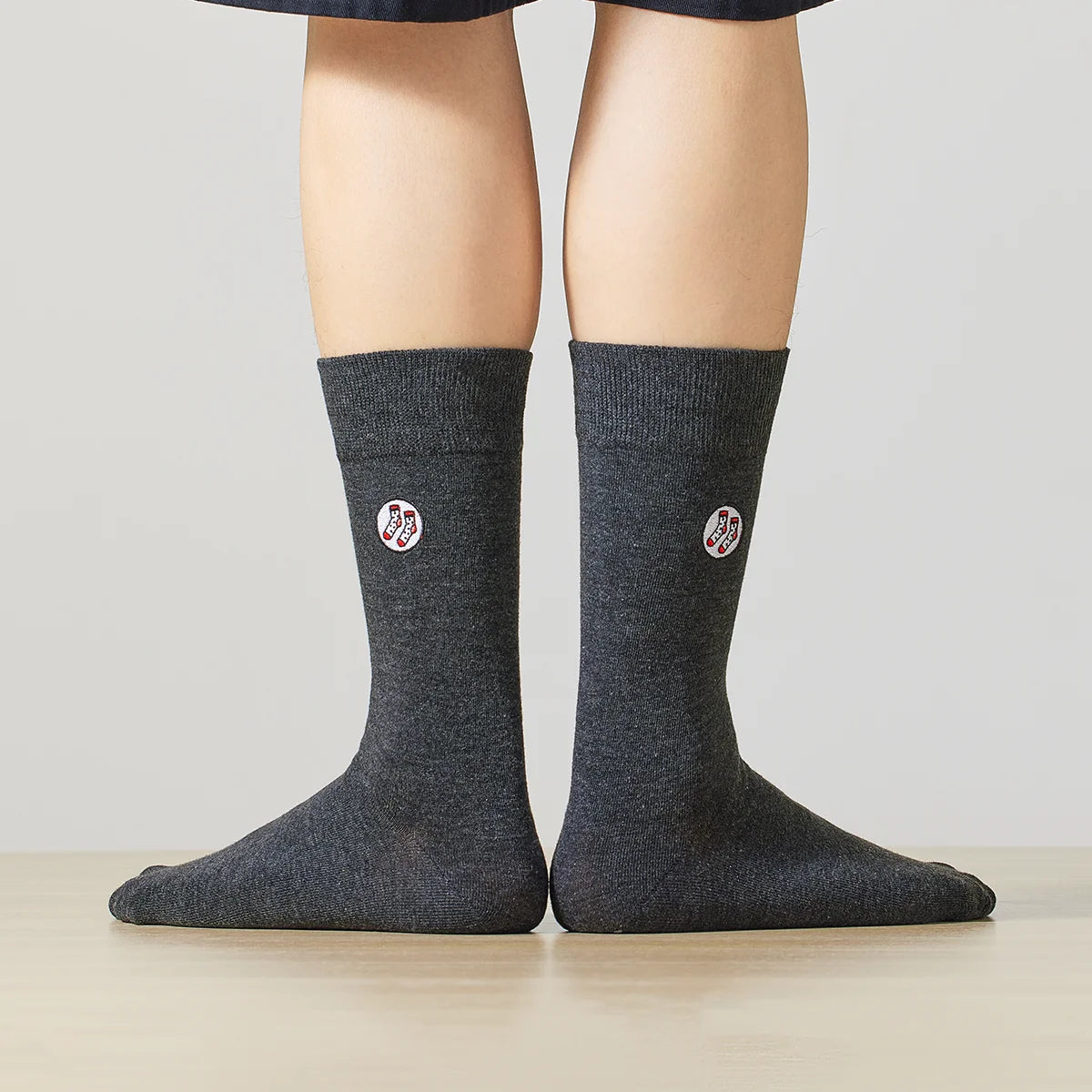 Coffret 4 paires de chaussettes longues mixtes en coton doux. Deux tailles, 5 coloris intemporels. Confort, qualité et style TitesChaussettes.