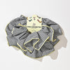 Chouchou cheveux vichy oversize disponible en rouge, violet ou noir. Accessoire tendance avec surpiqûre jaune, idéal pour offrir ou se faire plaisir.