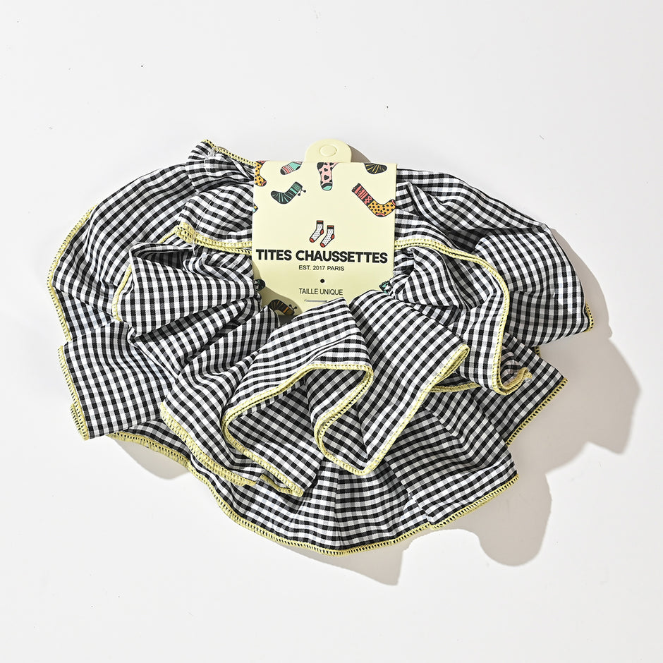 Chouchou cheveux vichy oversize disponible en rouge, violet ou noir. Accessoire tendance avec surpiqûre jaune, idéal pour offrir ou se faire plaisir.