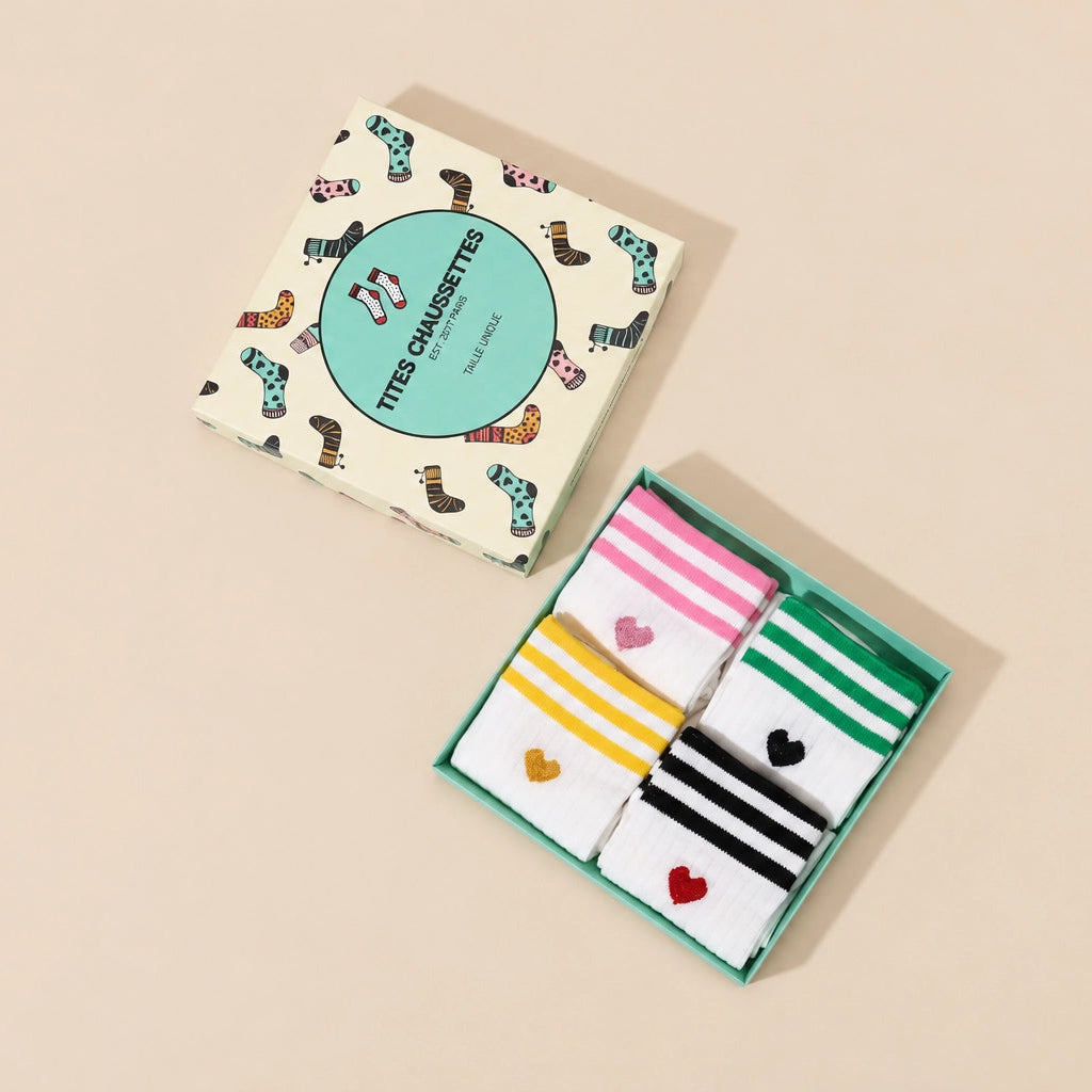 Chaussettes blanches femme à rayures et cœur, vendues à l’unité en noir ou vert. Douces et stretch, taille 35-41, pour un look sportif et tendance.