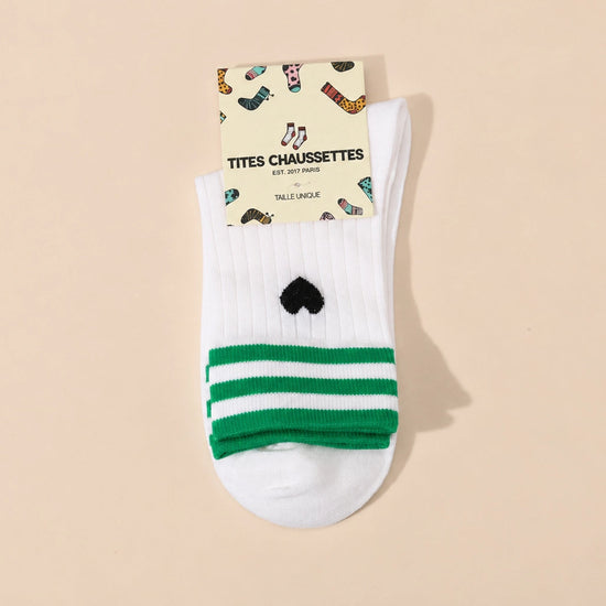 Chaussettes blanches femme à rayures et cœur, vendues à l’unité en noir ou vert. Douces et stretch, taille 35-41, pour un look sportif et tendance.