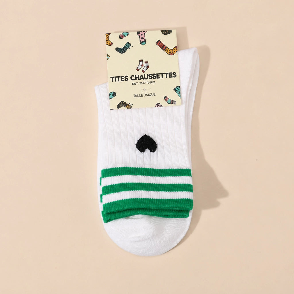 Chaussettes blanches femme à rayures et cœur, vendues à l’unité en noir ou vert. Douces et stretch, taille 35-41, pour un look sportif et tendance.