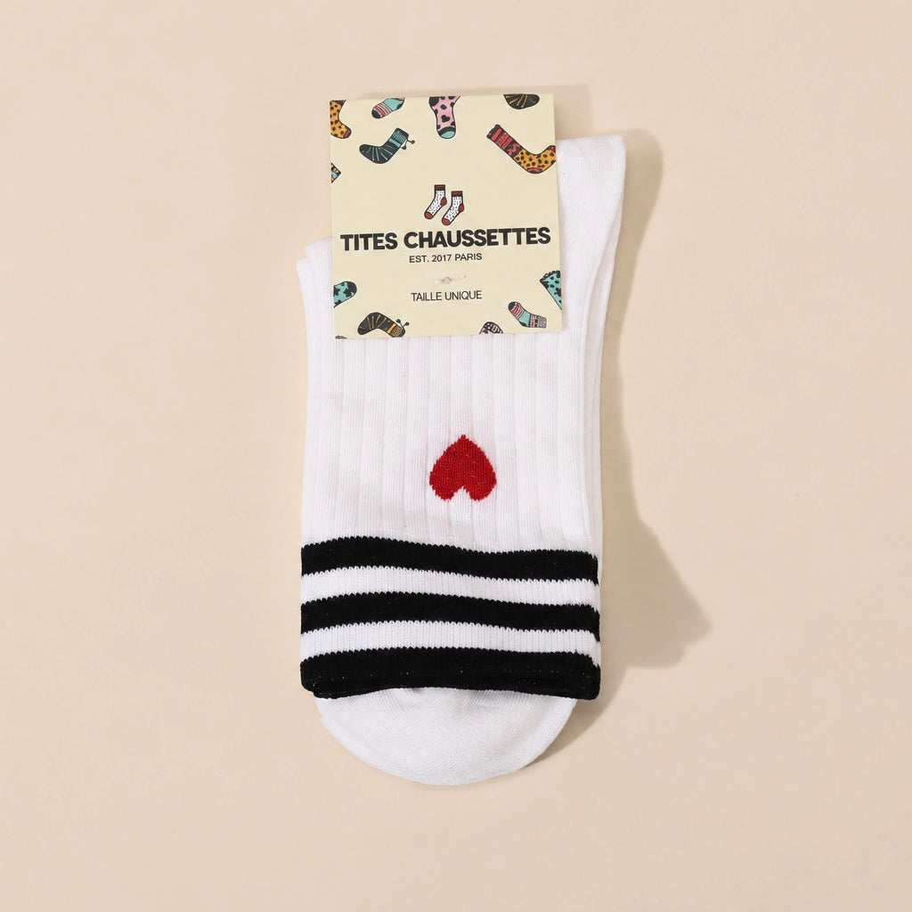 Chaussettes blanches femme à rayures et cœur, vendues à l’unité en noir ou vert. Douces et stretch, taille 35-41, pour un look sportif et tendance.