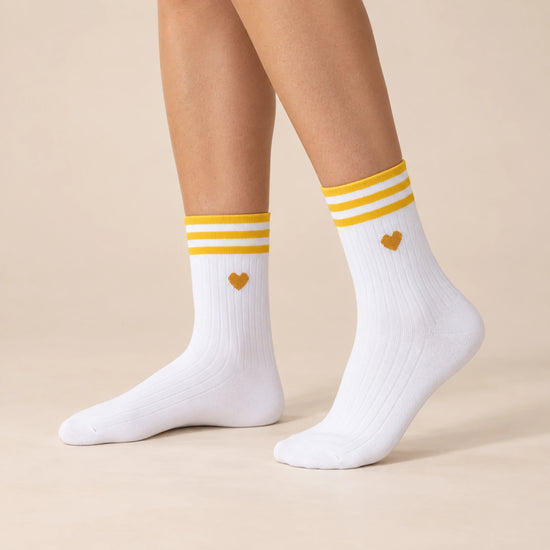 Chaussettes blanches femme à rayures et cœur, vendues à l’unité en noir ou vert. Douces et stretch, taille 35-41, pour un look sportif et tendance.