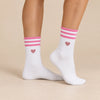 Chaussettes blanches femme à rayures et cœur, vendues à l’unité en noir ou vert. Douces et stretch, taille 35-41, pour un look sportif et tendance.