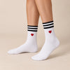 Chaussettes blanches femme à rayures et cœur, vendues à l’unité en noir ou vert. Douces et stretch, taille 35-41, pour un look sportif et tendance.