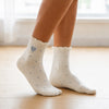 Chaussettes Volant Cœur & Pois femme vendues à l’unité. Modèles blanc à pois bleus ou gris bleu avec volant et cœur brodé. Taille unique 35-41.