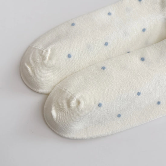Chaussettes Volant Cœur & Pois femme vendues à l’unité. Modèles blanc à pois bleus ou gris bleu avec volant et cœur brodé. Taille unique 35-41.