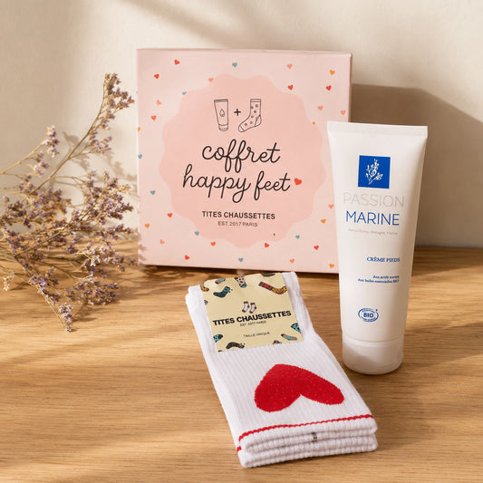 Coffret crème pour les pieds + chaussettes coeur rouge oversize.
Livré dans une jolie box "Happy Feet".
Prêt à offrir. 