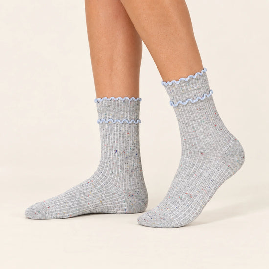 Chaussettes hautes chinées à double feston vendues à l’unité en bleu, gris ou beige. Matière douce et stretch, taille 35-41, pour un style féminin.
