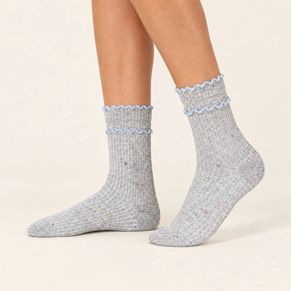 Chaussettes hautes chinées à double feston vendues à l’unité en bleu, gris ou beige. Matière douce et stretch, taille 35-41, pour un style féminin.