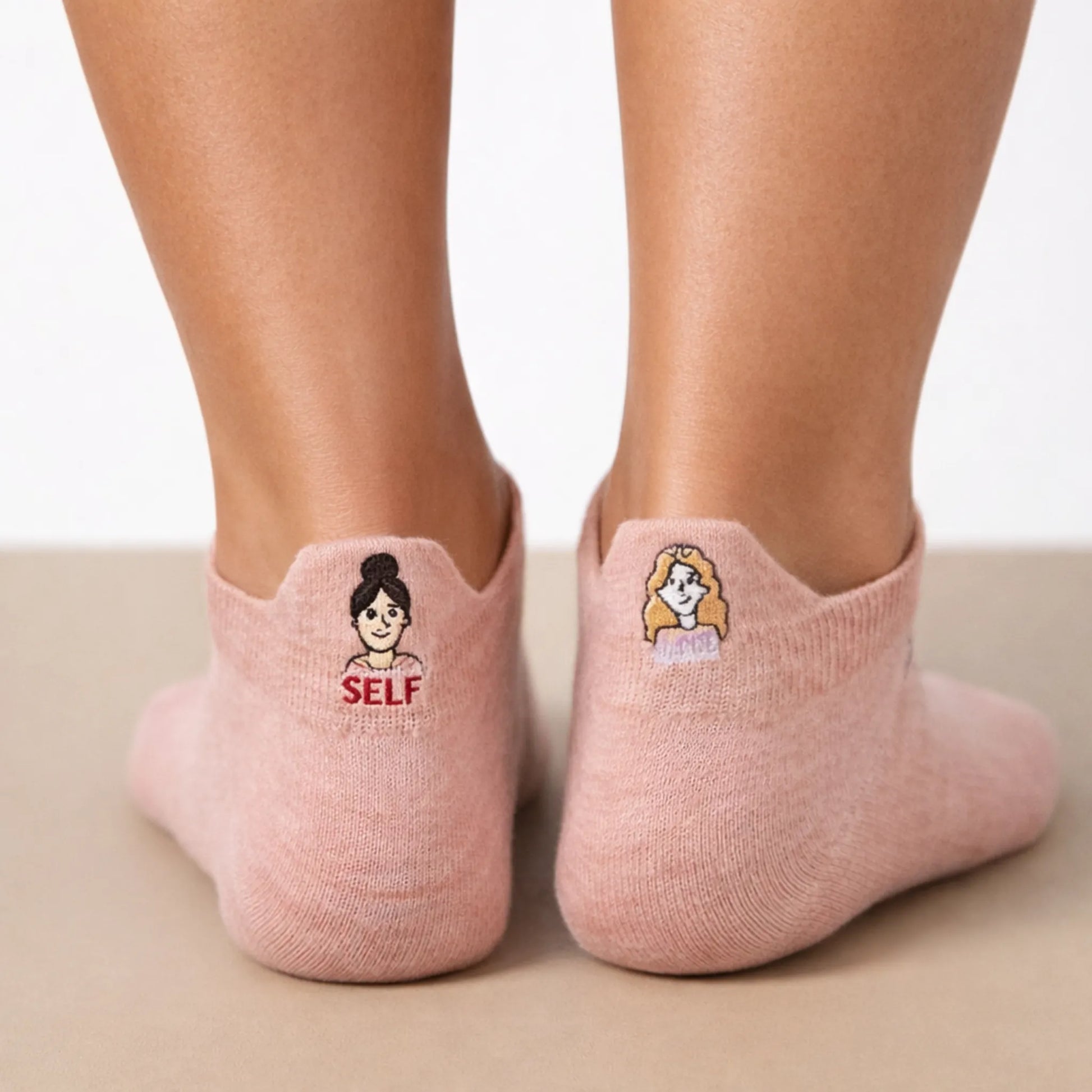 Lot de 5 chaussettes femme à languette avec broderies sororité. Symboles Girl Power, cœur-mains, féminin. Taille 35-41. Douces, confortables, engagées.