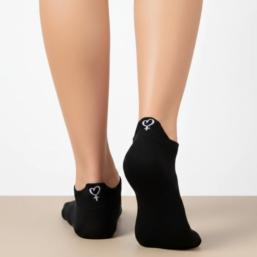 Lot de 5 chaussettes femme à languette avec broderies sororité. Symboles Girl Power, cœur-mains, féminin. Taille 35-41. Douces, confortables, engagées.