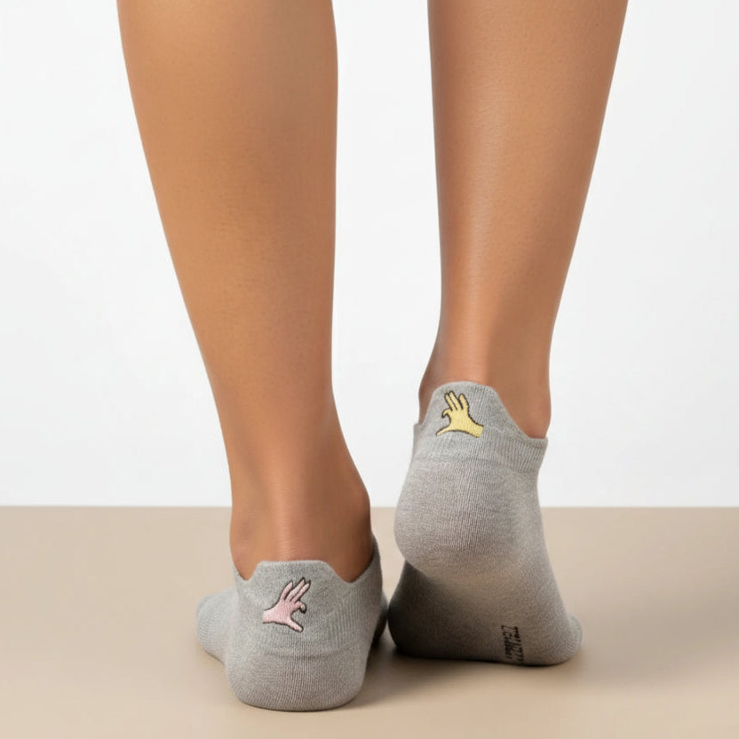 Lot de 5 chaussettes femme à languette avec broderies sororité. Symboles Girl Power, cœur-mains, féminin. Taille 35-41. Douces, confortables, engagées.