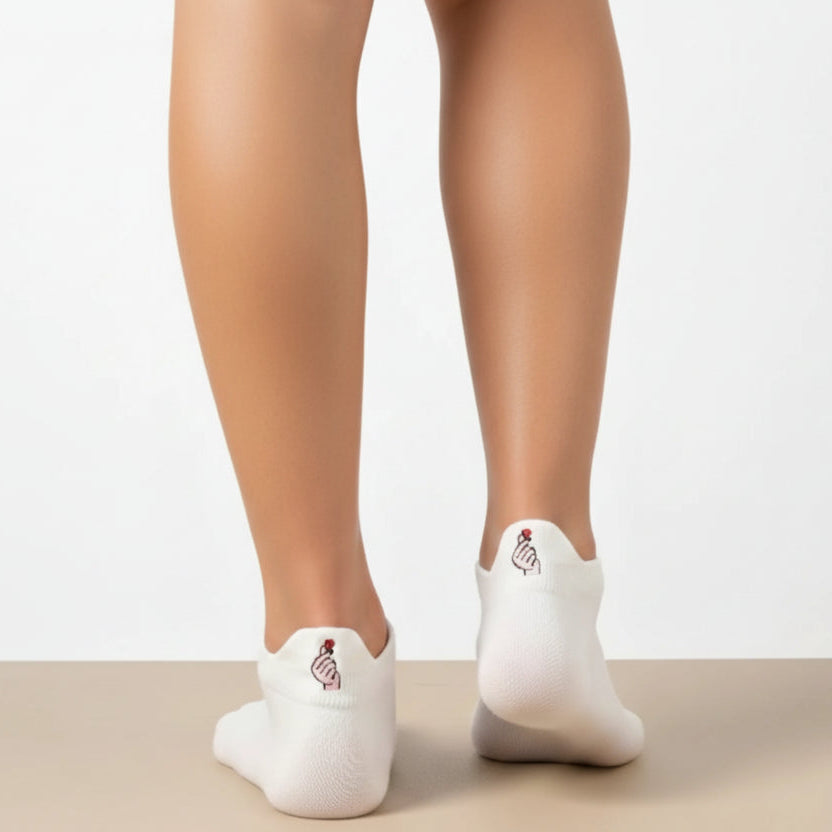 Lot de 5 chaussettes femme à languette avec broderies sororité. Symboles Girl Power, cœur-mains, féminin. Taille 35-41. Douces, confortables, engagées.