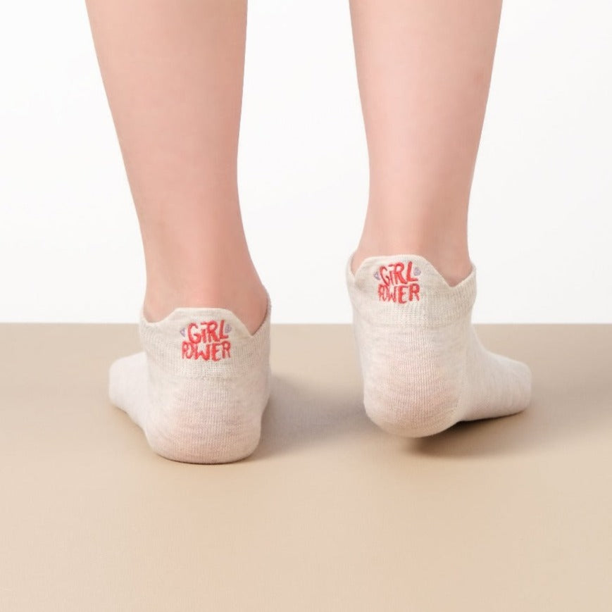 Chaussettes femme à languette avec broderies sororité. Symboles Girl Power, cœur-mains, féminin. Taille 35-41. Douces, confortables, engagées.