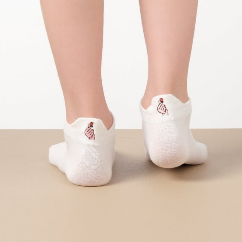 Chaussettes femme à languette avec broderies sororité. Symboles Girl Power, cœur-mains, féminin. Taille 35-41. Douces, confortables, engagées.