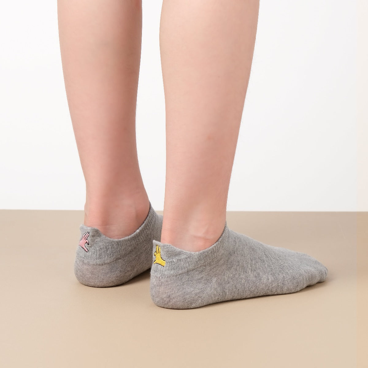 Chaussettes femme à languette avec broderies sororité. Symboles Girl Power, cœur-mains, féminin. Taille 35-41. Douces, confortables, engagées.