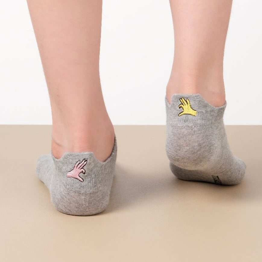 Chaussettes femme à languette avec broderies sororité. Symboles Girl Power, cœur-mains, féminin. Taille 35-41. Douces, confortables, engagées.