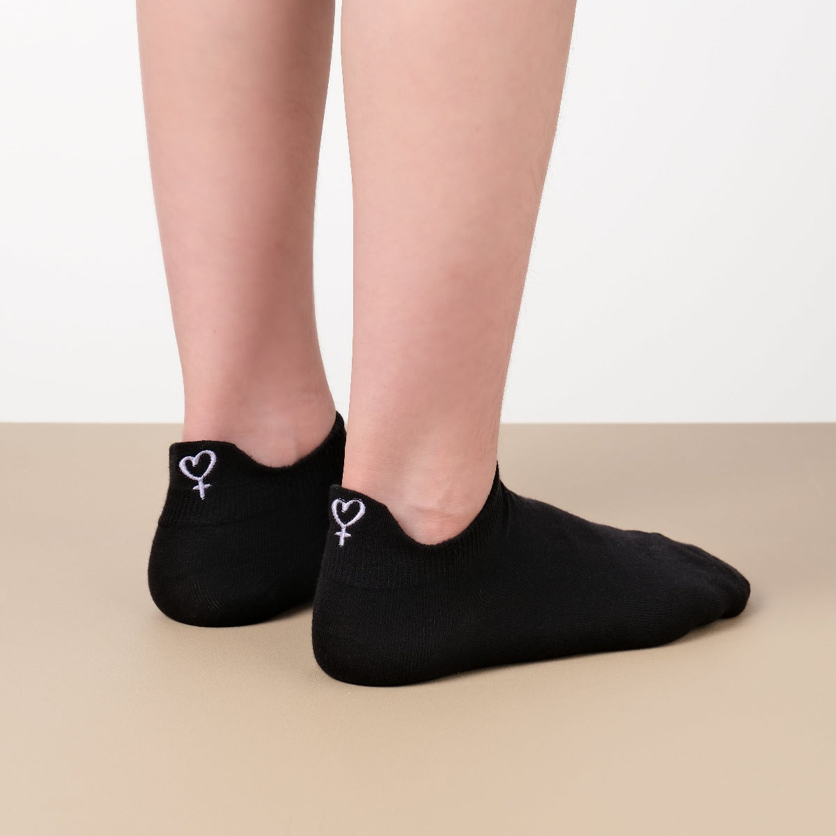 Chaussettes femme à languette avec broderies sororité. Symboles Girl Power, cœur-mains, féminin. Taille 35-41. Douces, confortables, engagées.
