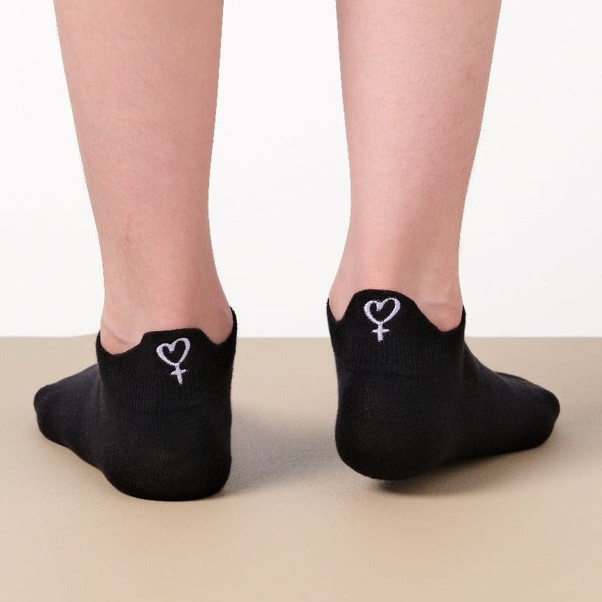 Chaussettes femme à languette avec broderies sororité. Symboles Girl Power, cœur-mains, féminin. Taille 35-41. Douces, confortables, engagées.