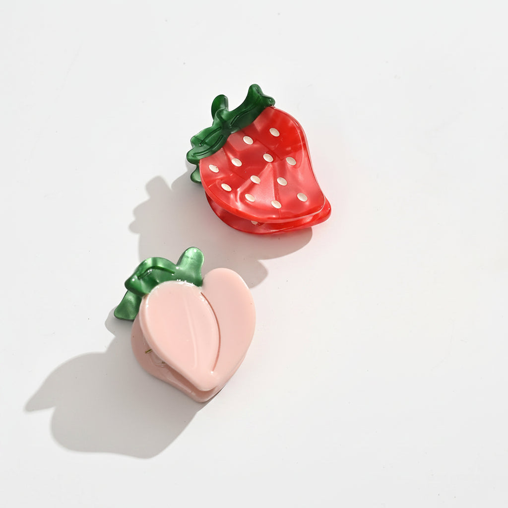 Lot de 2 pinces motifs fruits, taille environ 3 cm. Accessoires cheveux légers et pratiques, idéals pour maintenir une mèche au quotidien.