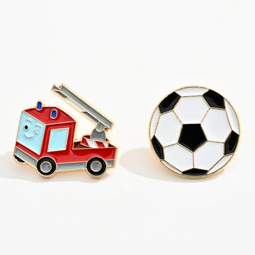 Lot de 2 pin's ballon de foot noir et blanc et camion de pompier rouge.