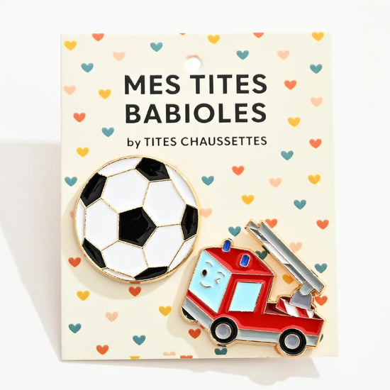 Lot de 2 pin's ballon de foot noir et blanc et camion de pompier rouge.