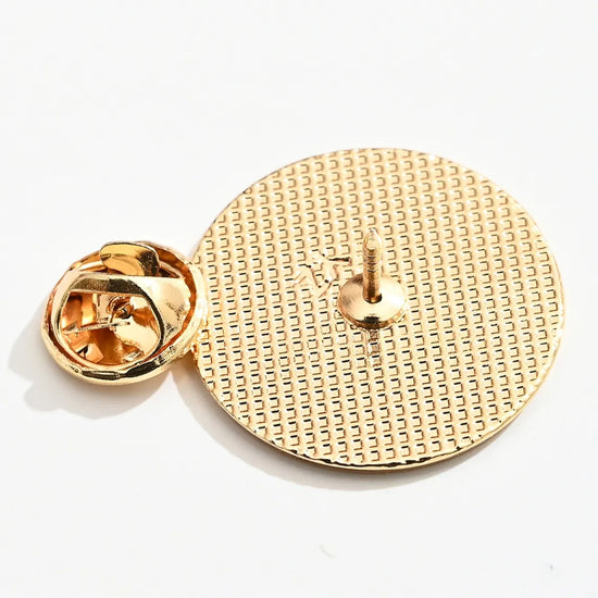 Lot de 2 pin's ballon de foot noir et blanc et camion de pompier rouge.