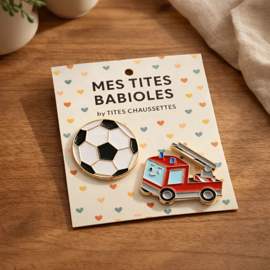 Lot de 2 pin's ballon de foot noir et blanc et camion de pompier rouge.