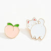 Lot de 2 pin's chat blanc et pêche. 