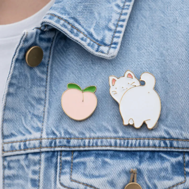 Lot de 2 pin's chat blanc et pêche. 