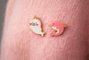 Lot de 2 pin's phoque blanc et dauphin rose.
