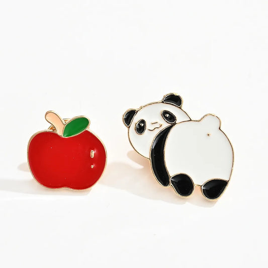 Lot de 2 pin's : pomme rouge et petit panda noir et blanc 