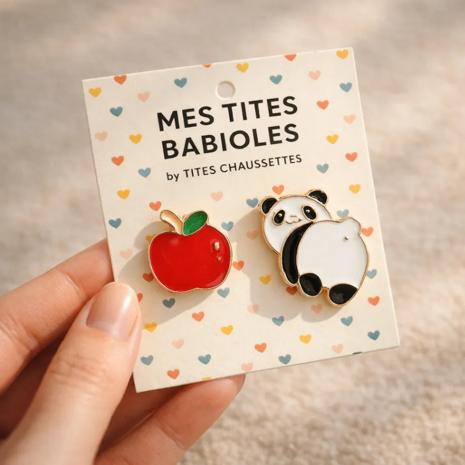 Lot de 2 pin's : pomme rouge et petit panda noir et blanc 