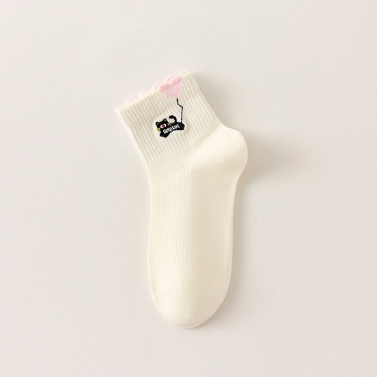 Lot de 3 chaussettes mi-hautes. Motif chat noir tenant un ballon en forme de coeur. Coloris blanc, beige et gris. Coeur contrasté.