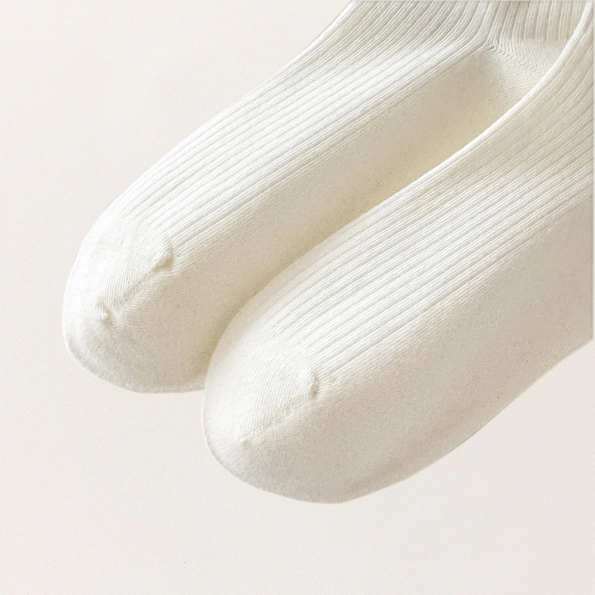 Lot de 3 chaussettes mi-hautes. Motif chat noir tenant un ballon en forme de coeur. Coloris blanc, beige et gris. Coeur contrasté.