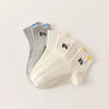 Lot de 3 chaussettes mi-hautes. Motif chat noir tenant un ballon en forme de coeur. Coloris blanc, beige et gris. Coeur contrasté.