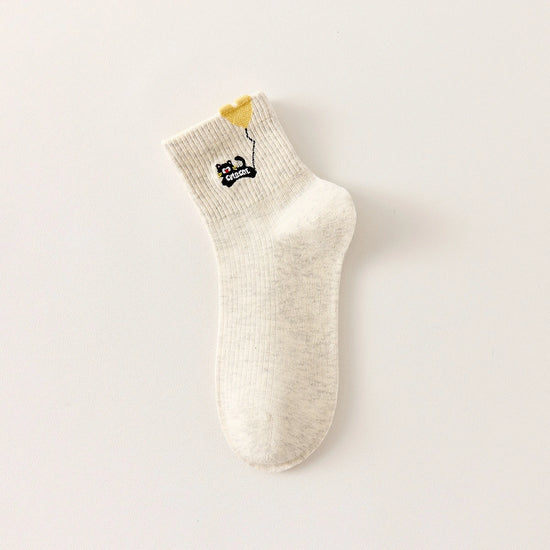 Lot de 3 chaussettes mi-hautes. Motif chat noir tenant un ballon en forme de coeur. Coloris blanc, beige et gris. Coeur contrasté.