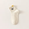Lot de 3 chaussettes mi-hautes. Motif chat noir tenant un ballon en forme de coeur. Coloris blanc, beige et gris. Coeur contrasté.
